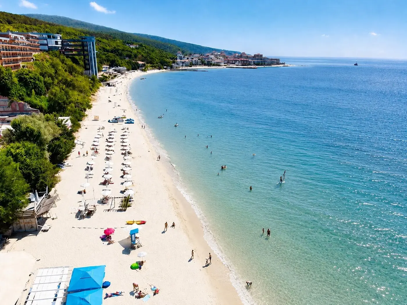 Piesočnatá pláž v Sveti Vlas z výšky, ležadlá pri brehu a plytké tyrkysové more